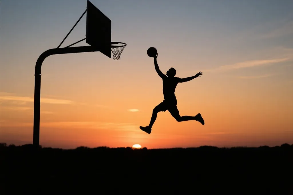 追逐那个名字：中国篮球少年叩响NBA选秀大门